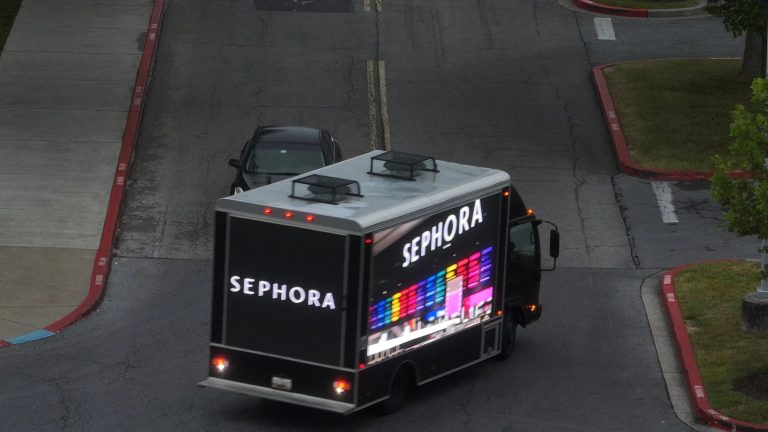 Smart guide to renting bright advertising on wheels