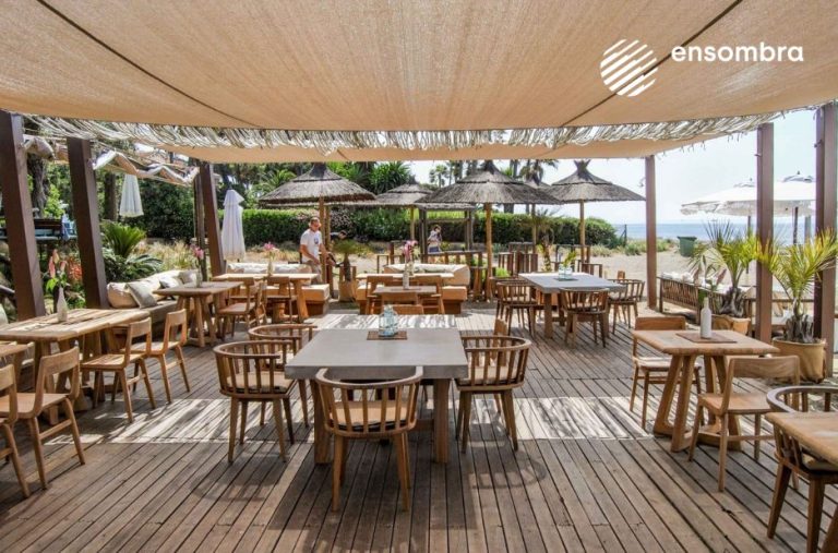 Soluciones elegantes para sombra exterior con tensados modernos